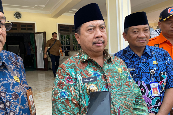 BERI KETERANGAN: Bupati Jombang Warsubi saat memberikan keterangan di Pendopo Kabupaten Jombang kemarin (12/12).