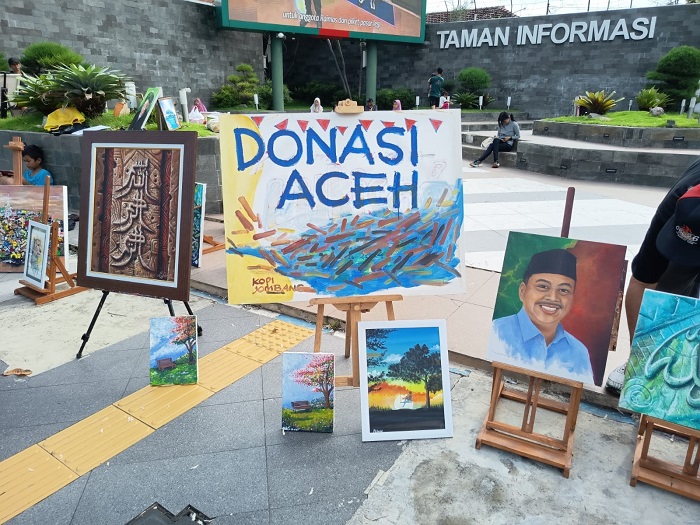 UNIK: Sejumlah pelukis Jombang melukis on the spot untuk menggalang donasi di Taman Informasi, (14/12).