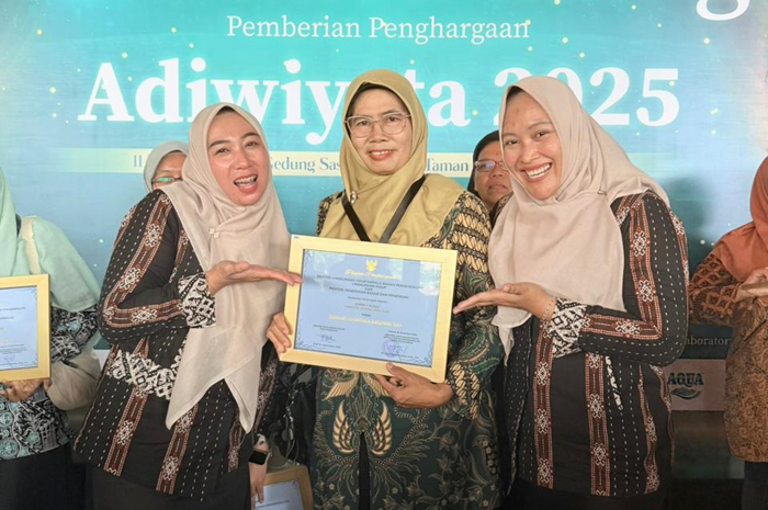 PRESTASI NASIONAL: Kepala SMPN 1 Kudu, Srimudayani Dewi Astutik MPd, bersama koordinator tim Adiwiyata, Apriliana Fitri Anggraini SPd, dan sekretaris Agustin Fitria Kartikasari SPd menunjukkan piagam.