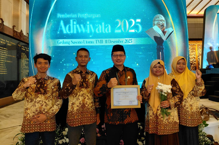 2.	BERPRESTASI: Kepala MAN 7 Jombang, Masrukhin, membawa piagam penghargaan Adiwiyata Nasional.