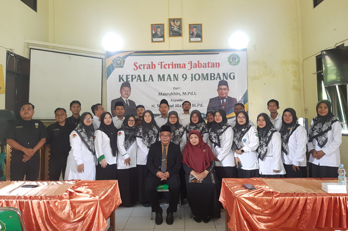 7.	PROFESIONAL: Kepala MAN 9 Jombang, Syamsul Ma&rsquo;arif, dan istri bersama guru dan tenaga kependidikan MAN IC Pasuruan yang mengantar.