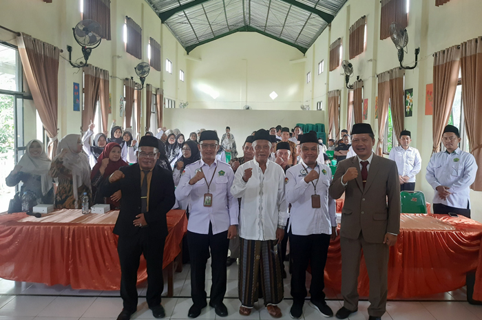 6.	KOMPAK: Kepala MAN 9 Jombang, Syamsul Ma&rsquo;arif, Plh Kepala MAN 9 Jombang, Masrukhin, Kepala Kemenag Dr Muhajir, Kasi Penma Nur Khojin MPdI, dan Ketua Yayasan Darul Ulum Kepuhdoko, KH Musta