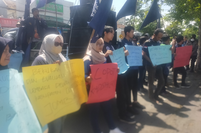 Belasan buruh yang tergabung dalam DPC Federasi Serikat Buruh Muslimin Indonesia (Sarbumusi) Jombang menggelar aksi unjuk rasa di depan Kantor DPRD Kabupaten Jombang, Senin (15/12).