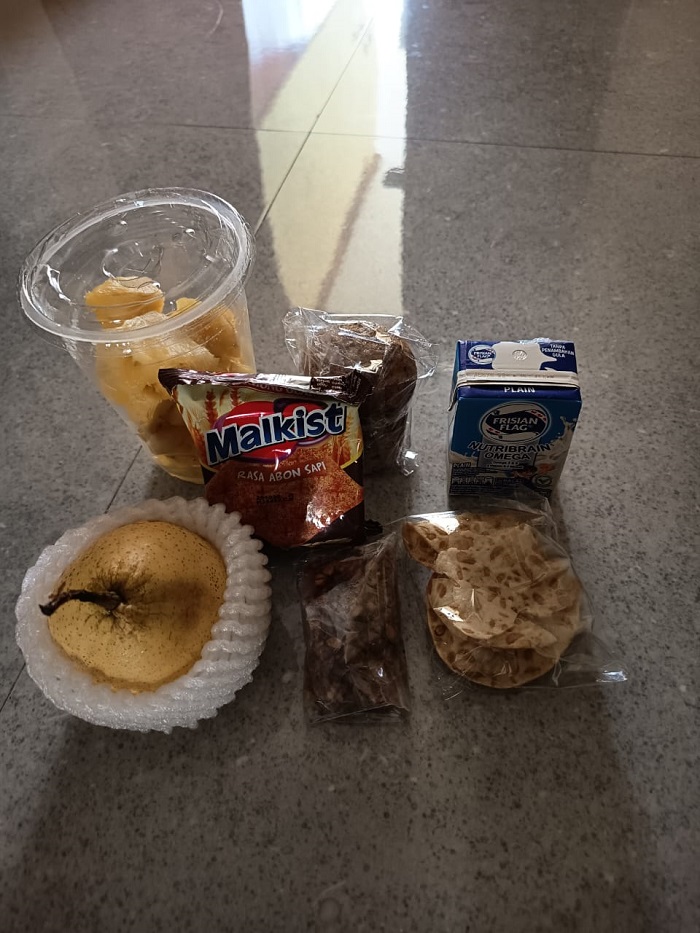 DIKELUHKAN: Menu makanan kering MBG dikeluhkan sejumlah walimurid Desa Bongkot Kecamatan Peterongan, Jombang (15/12).