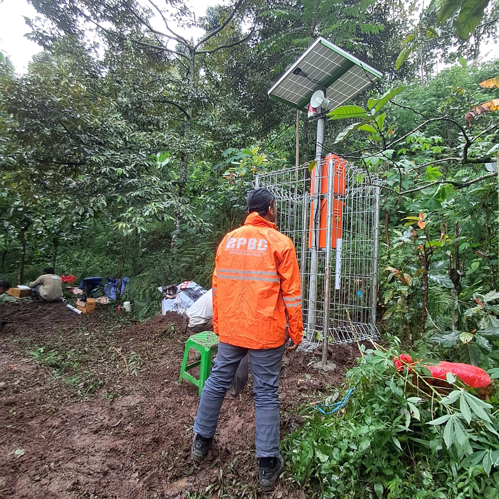 DETEKSI BENCANA: Petugas BPBD Jatim memasang EWS longsor di Dusun Tegalrejo Desa Jarak Kecamatan Wonosalam, Jombang, (15/12).