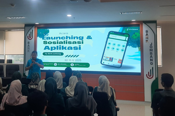 SERIUS: Direktur Utama Bank Jombang Dr Afandi Haris Setyo Nugroho SE MM memimpin sosialisasi dan aktivasi internal aplikasi my Bank Jombang kepada seluruh karyawan, Senin (15/12).