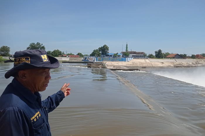 DICEK: Petugas melakukan pengecekan pintu air Dam Karet Jatimlerek di sisi Desa Sudimoro, Kecamatan Megaluh, Jombang, (17/12).