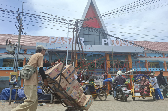 Besi perancah atau scaffolding di area proyek Pasar Ploso, Jombang, (16/12).