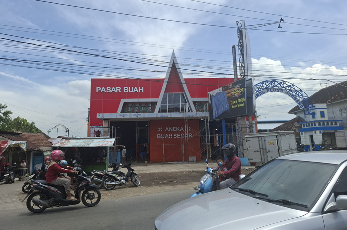 Pekerja beraktivitas di proyek Pasar Buah Sub Terminal Ploso, Jombang, (16/12).