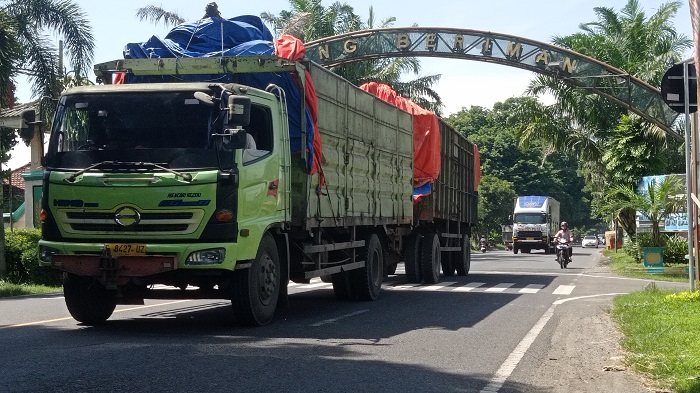 Kendaraan angkutan barang melintas di ruas jalan nasional di Jombang.