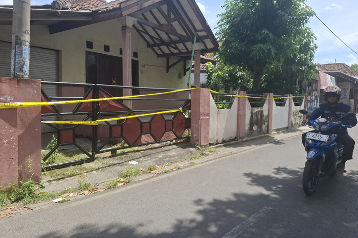 Rumah kontrakan di Desa Mojongapit, Kecamatan Jombang jadi tempat budidaya ganja masih terpasang garis polisi, Selasa (16/12) siang.