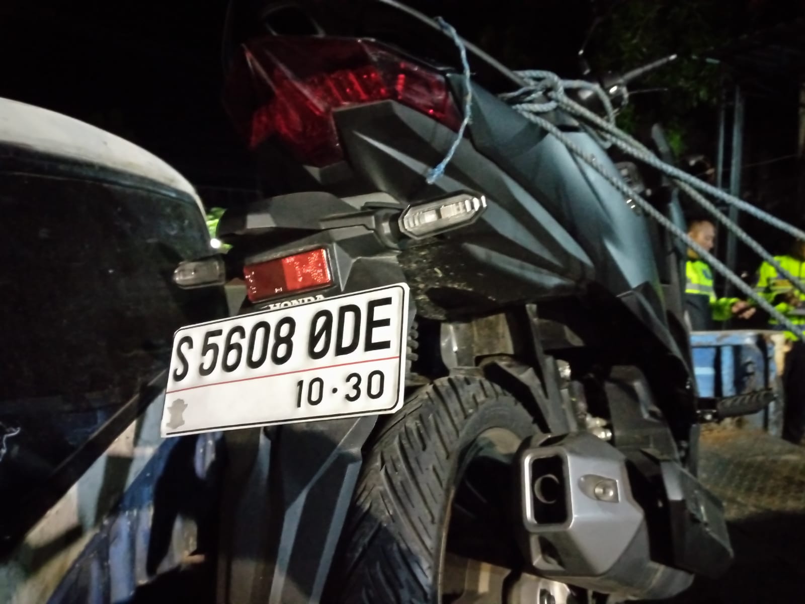 Motor korban tabrak lari di Jalan Raya Desa Mojokrapak, Kecamatan Tembelang, Jombang, Selasa (16/12) malam.