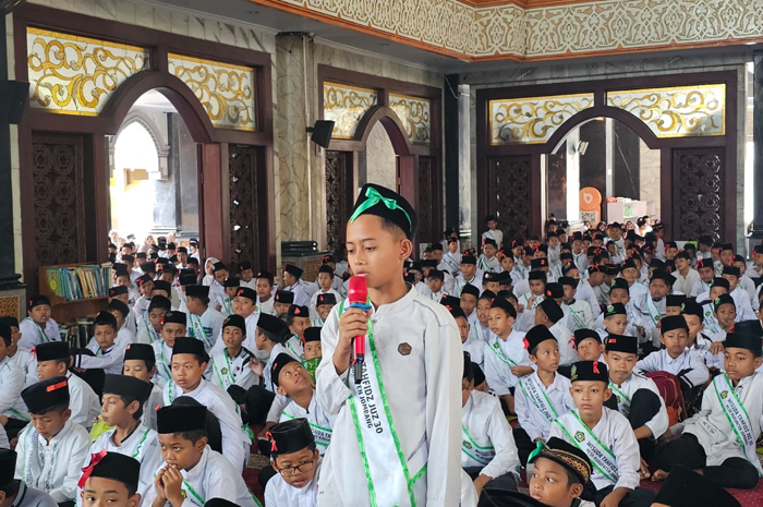 LANCAR: Siswa MI saat diuji publik pada wisuda tahfiz juz 30 di Masjid Agung Baitul Mukminin Jombang, Selasa (16/12).