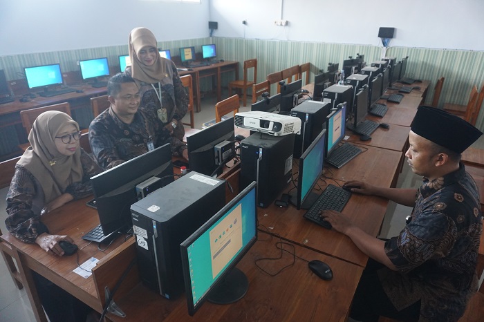 E-LEARNING: Kepala SMPN 2 Ngoro, Wiwik Astutik MMPd, mendampingi para guru saat giat Learning Management System di laboratorium TIK SMPN 2 Ngoro, Jombang.