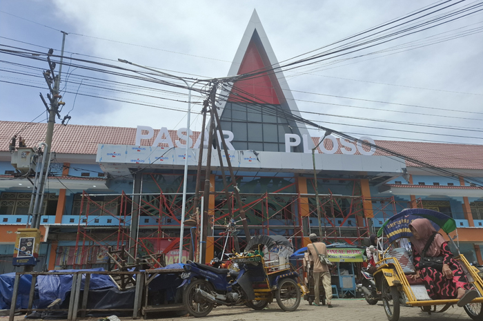 DIKENAKAN DENDA: Proyek Pasar Ploso, Jombang yang molor, (16/15).
