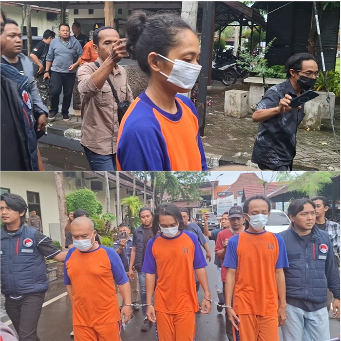 Empat tersangka mengenakan baju tahanan saat diamankan di Mapolres Jombang.