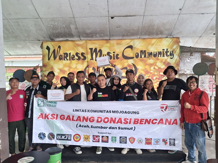 TELADAN: Wakil Ketua DPRD Jombang, HM Syarif Hidayatullah ST MMT (Gus Sentot) bersama lintas komunitas menggalang donasi untuk korban banjir di Mojoagung, Jombang, Sabtu (13/12).