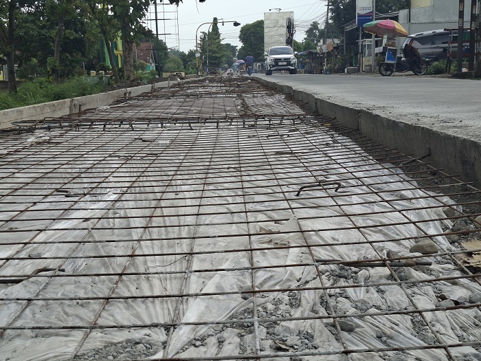 Proyek rehabilitasi jalan ruas Talunkidul&ndash;Kesamben, Kecamatan Kesamben, Jombang dipastikan molor dari jadwal.