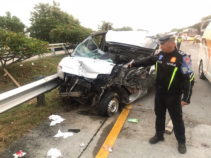 Kecelakaan maut melibatkan truk gandengan dan mobil pikap terjadi di ruas Tol Jombang-Mojokerto (Jomo) KM 697 jalur B, Kamis (18/12) pagi.