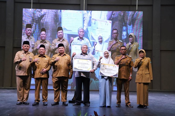 Dinas Pendidikan dan Kebudayaan Kabupaten Jombang membuka kesempatan untuk kuliah S2 tahun 2025 kepada 18 guru SD dan SMP.