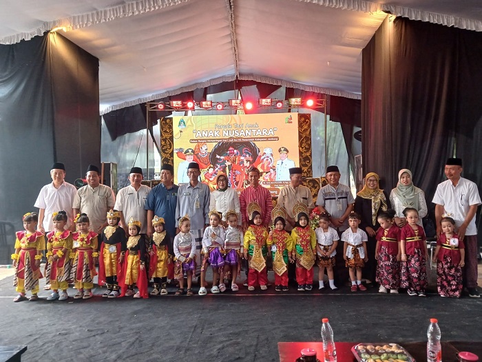 KREATIF: Kepala Dinas Pendidikan dan Kebudayaan Kabupaten Jombang, Wor Windari (tengah) didampingi Sekretaris Dinas Pendidikan dan Kebudayaan Jombang.