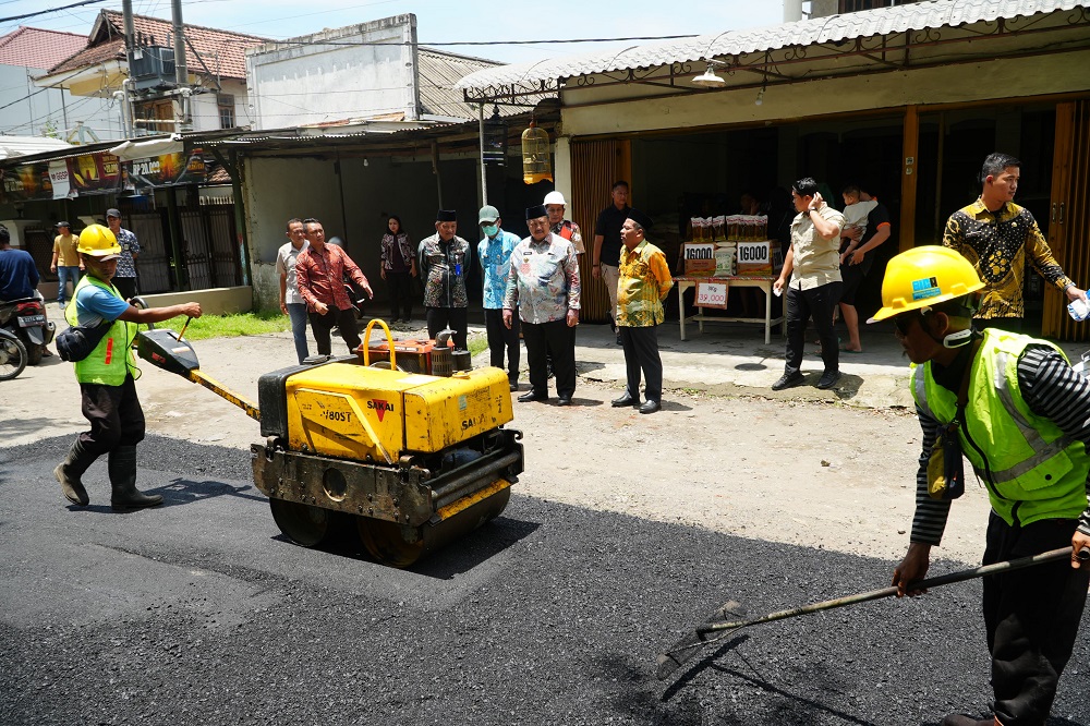 Bupati Jombang Warsubi memantau kegiatan perbaikan jalan di Kesamben, Jombang