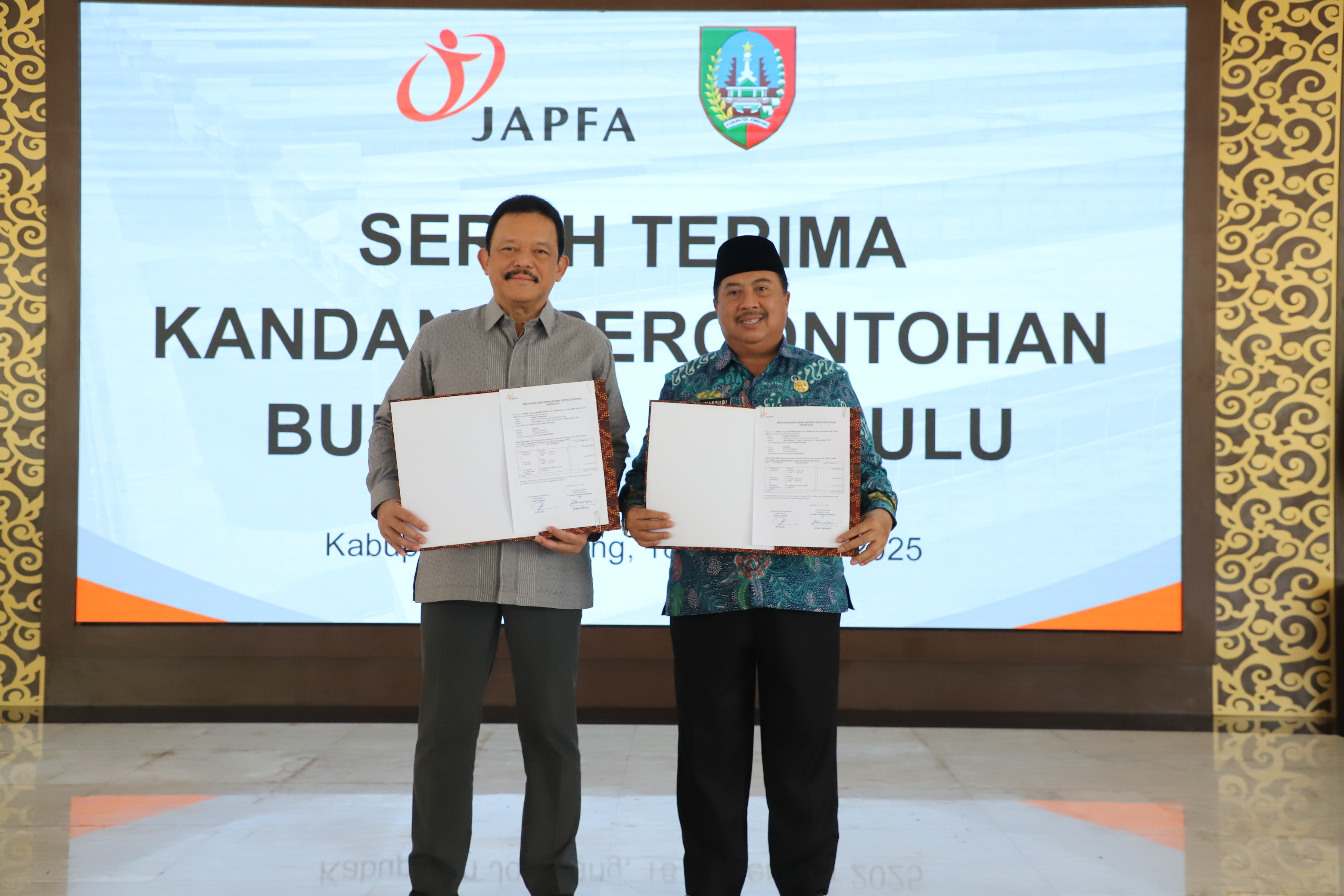Bupati Jombang Warsubi bersama Direktur JAPFA, Rachmat Indrajaya saat penyerahan aset CSR berupa kandang ayam percontohan kepada Pemerintah Kabupaten Jombang.