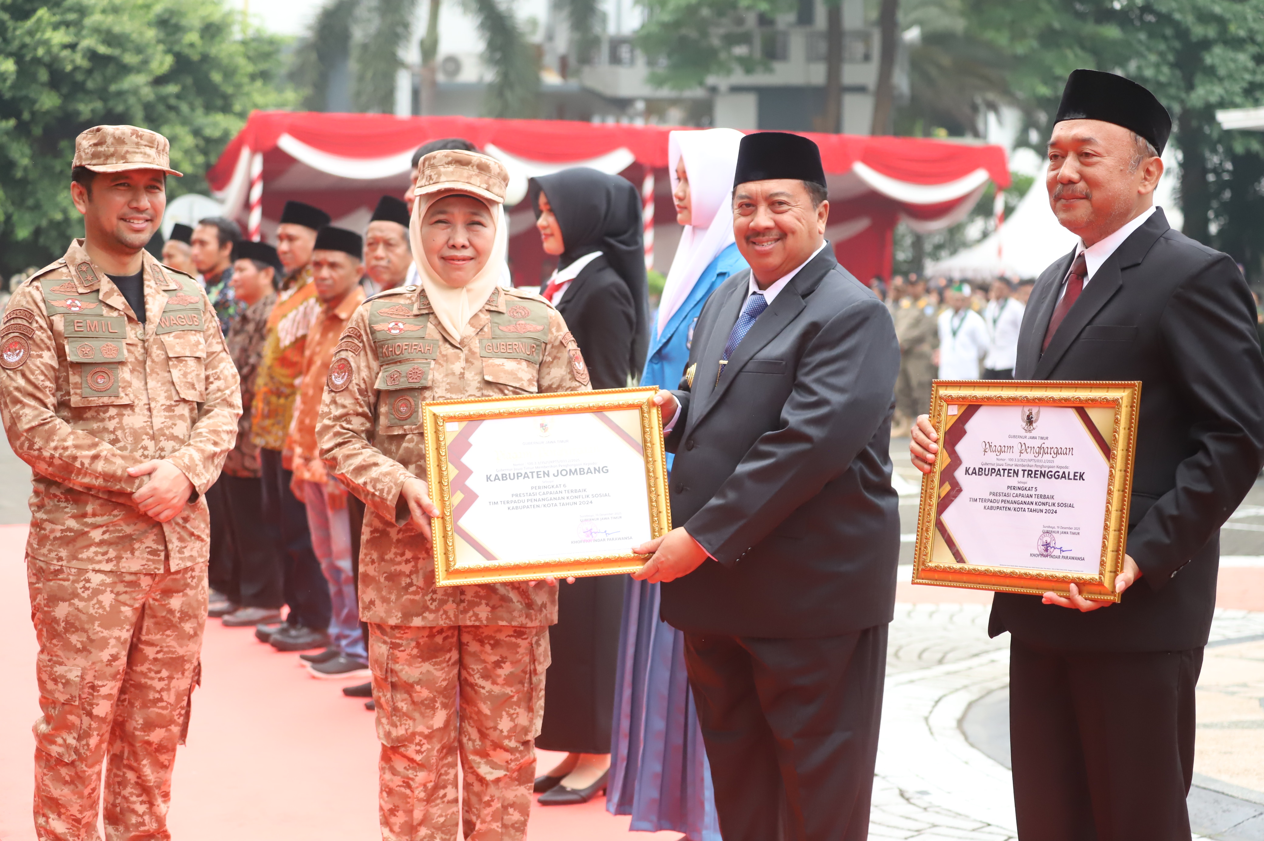 Bupati Jombang Warsubi menerima penghargaan dari Gubernur Jatim Khofifah sebagai Peringkat 6 Tim Terpadu Penanganan Konflik Sosial Kabupaten/Kota Tahun 2024, di Surabaya, Jumat (19/12) pagi.