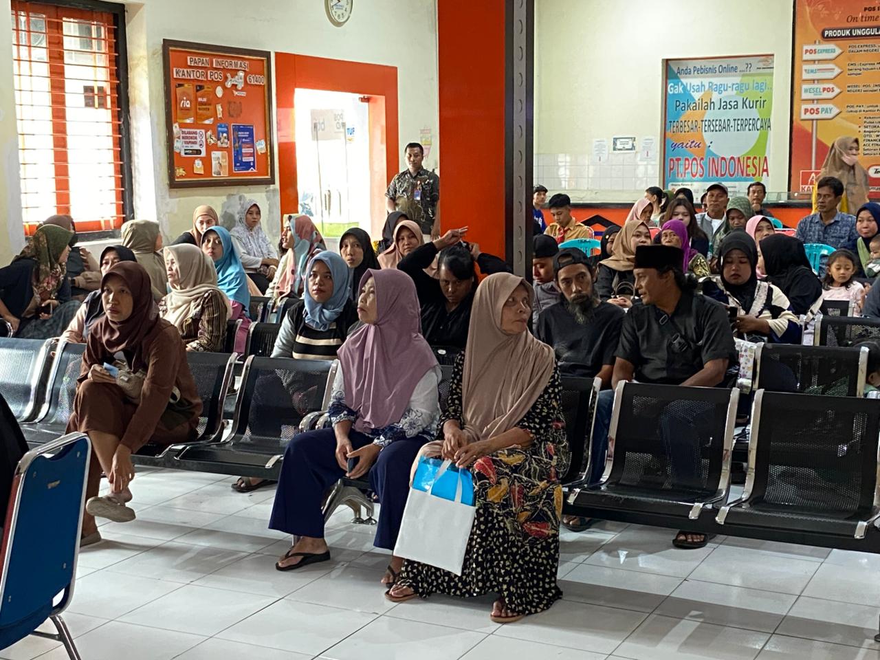 Warga mengantre di kantor pos Jombang untuk mengambil BLT Kesra tahap ii