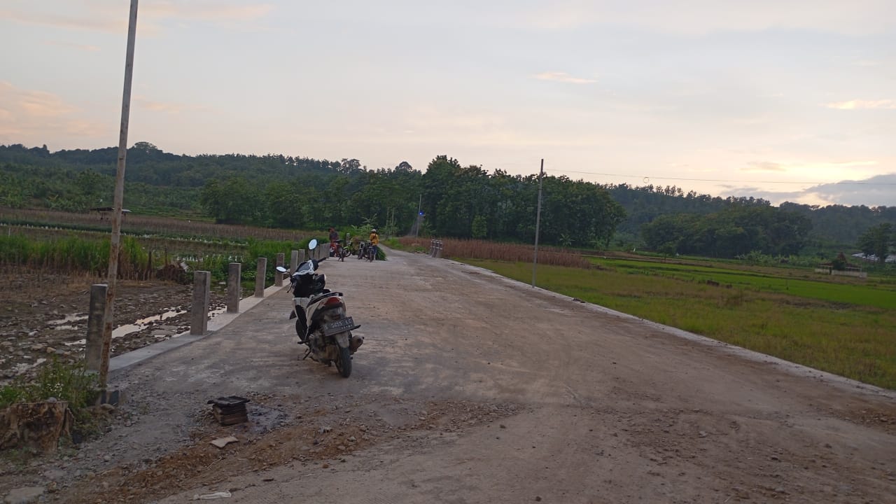 Kondisi jalan di Desa Asemgede, Ngusikan, Jombang yang ambrol dan rampung diperbaiki