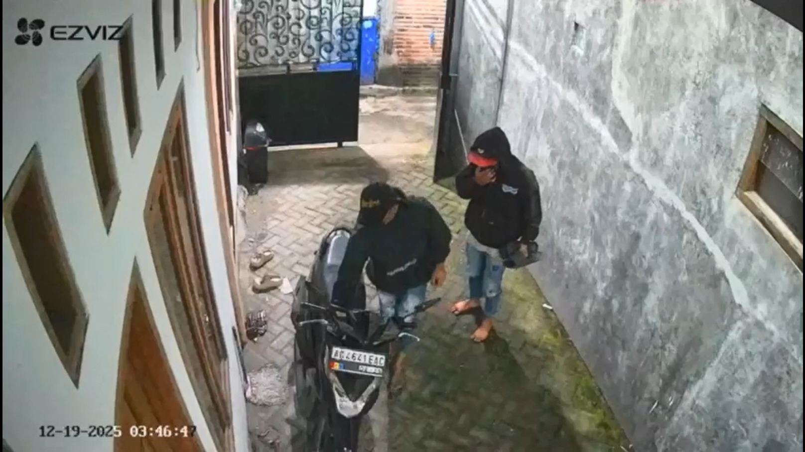 Rekaman CCTV yang merekam aksi dua pria mencuri dua motor di kos-kosan Tebuireng Jombang
