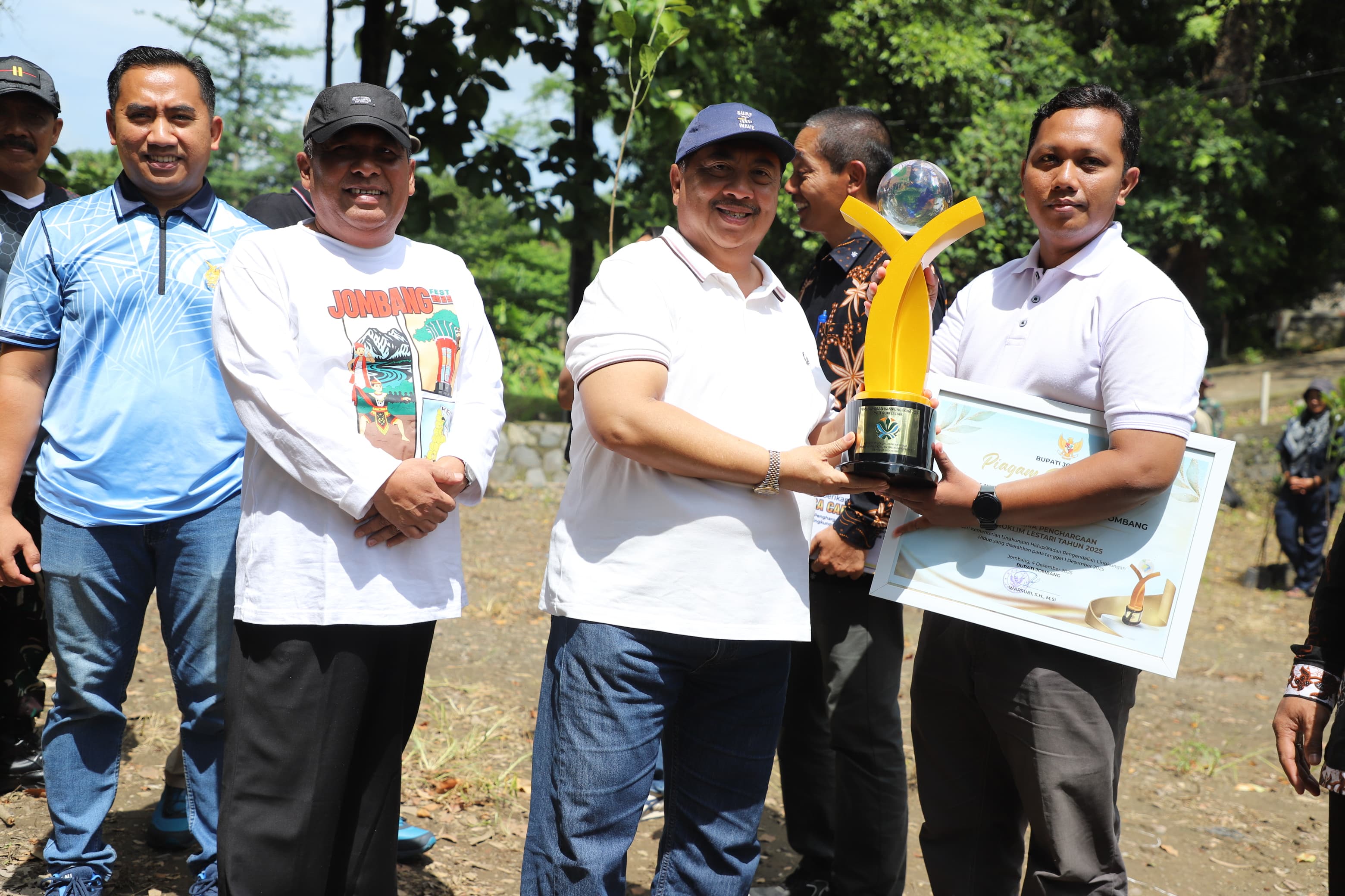 Kepala Kelurahan Kaliwungu Ade Yudha Kusuma menerima penghargaan yang diserahkan Bupati Jombang Warsubi.
