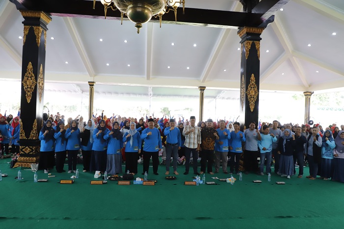 MERIAH: Bupati Warsubi, Bunda PAUD, Yuliati Nugrahani Warsubi, Sekdakab Agus Purnomo, Direktur Jawa Pos Radar Jombang, M Nur Kholis, Ketua Ketua Himpaudi, Purnomo, bersama para peserta.