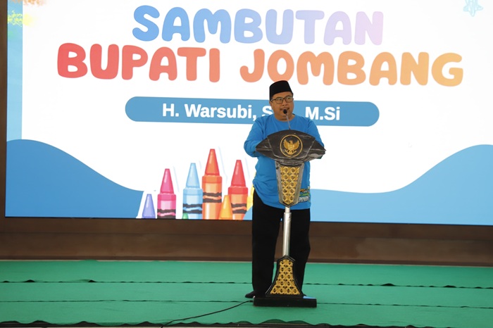 TELADAN: Bupati Jombang Warsubi saat menyampaikan sambutan, (20/12).