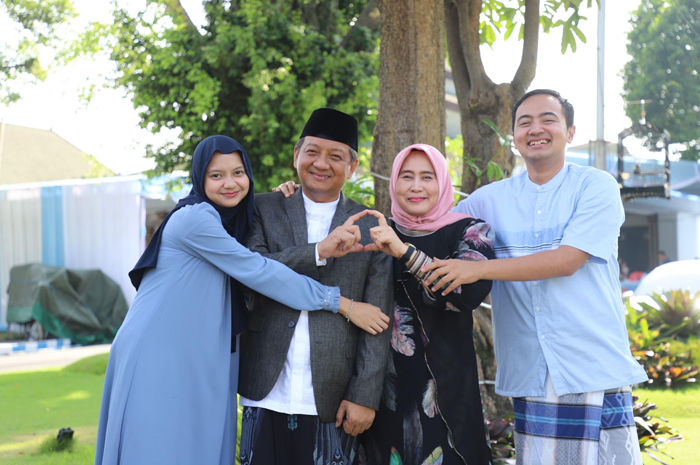 Ketua Dharma Wanita Persatuan (DWP) Kabupaten Jombang, Lilik Zulailiyah Agus Purnomo bersama keluarga.