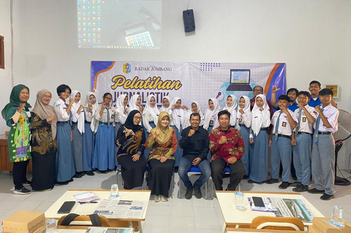 Siswa siswi SMK Widjaya Ngoro saat foto bersama kru Jawa Pos Radar Jombang.