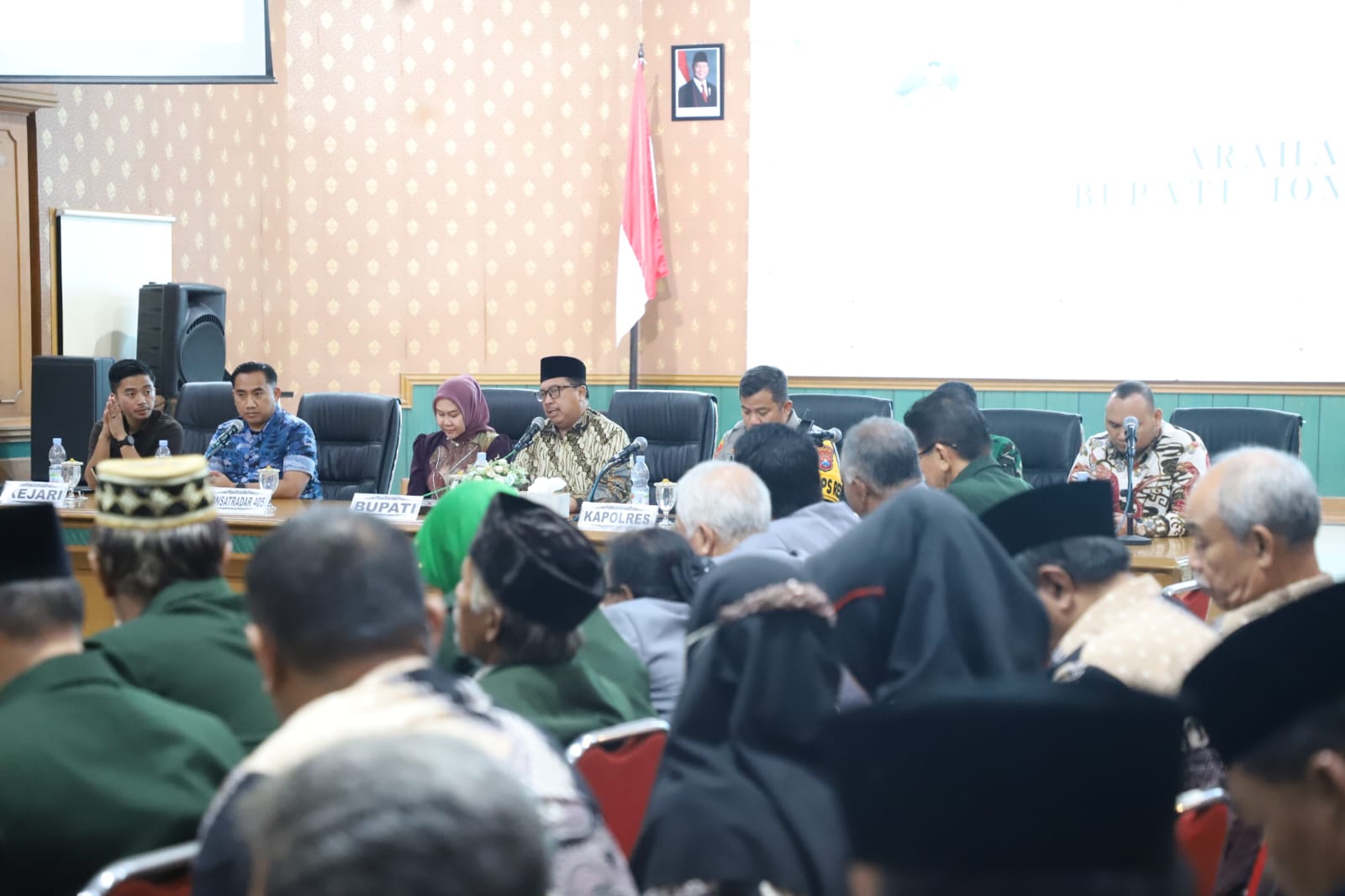 Rapat koordinasi bersama Forkopimda, Forkopimcam, tokoh agama, dan tokoh masyarakat di Ruang Bung Tomo Pemkab Jombang, Jumat (19/12) malam.