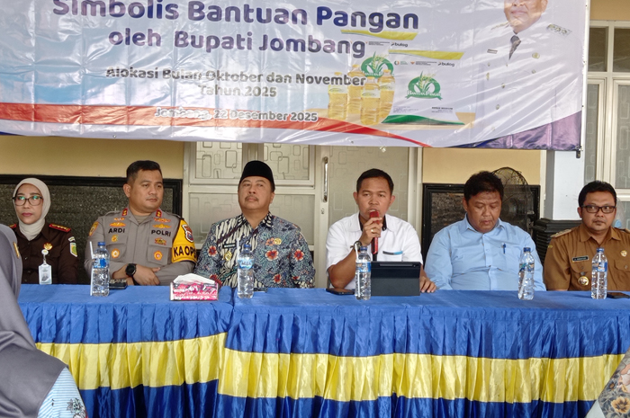 Pemimpin Cabang Perum Bulog Kantor Cabang Mojokerto Muhammad Husin (bawa mikrofon) dalam penyaluran bantuan pangan di balai Desa Kalikejambon, Kecamatan Tembelang, Jombang, Senin (22/12).