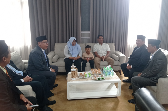 AKRAB: Bupati Jombang Warsubi menjamu satu keluarga yang akan berangkat transmigrasi ke Desa Waleh, Halmahera, Senin (22/12).