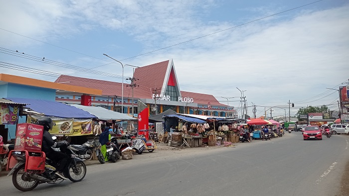 LUBER KE JALAN: Pedagang berjualan di area depan Pasar Ploso, Jombang.