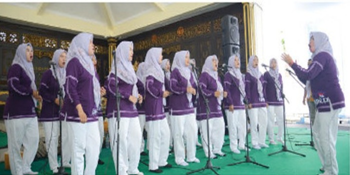 Tim paduan suara Himpaudi Jombang tampil memukau di grand final Apresiasi Mengarsir Mamamia 2025 di Pendopo Kabupaten Jombang.
