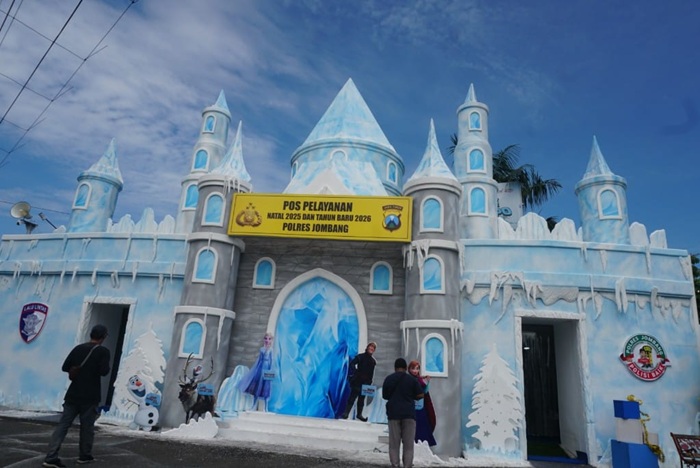 Warga berfoto di pos pelayanan libur Nataru yang dibangun Polres Jombang bertema Disneyland bernuansa istana salju.