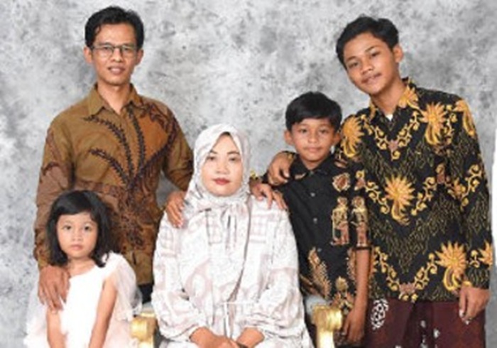 Ketua Himpaudi Jombang Purnomo (kiri) bersama keluarga.