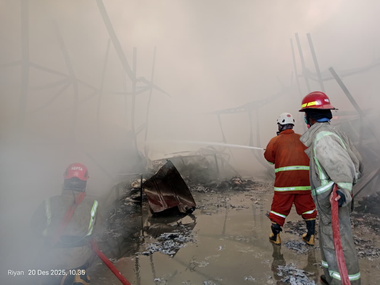 Sejumlah personel pemadam kebakaran kembali diterjunkan ke lokasi pabrik sepatu PT Karya Mekar Dewantamali, Dusun Mojongapit, Kecamatan Jombang pada Minggu (21/12) siang.