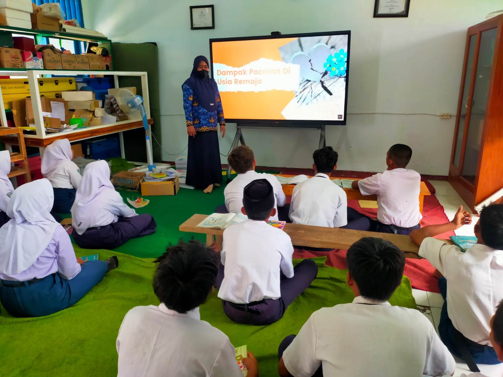 Ida Mariana SPd selaku guru BK melaksanakan pembelajaran bimbingan konseling dengan menggunakan papan digital interaktif sebagai salah satu bentuk pembelajaran yang menyenangkan.