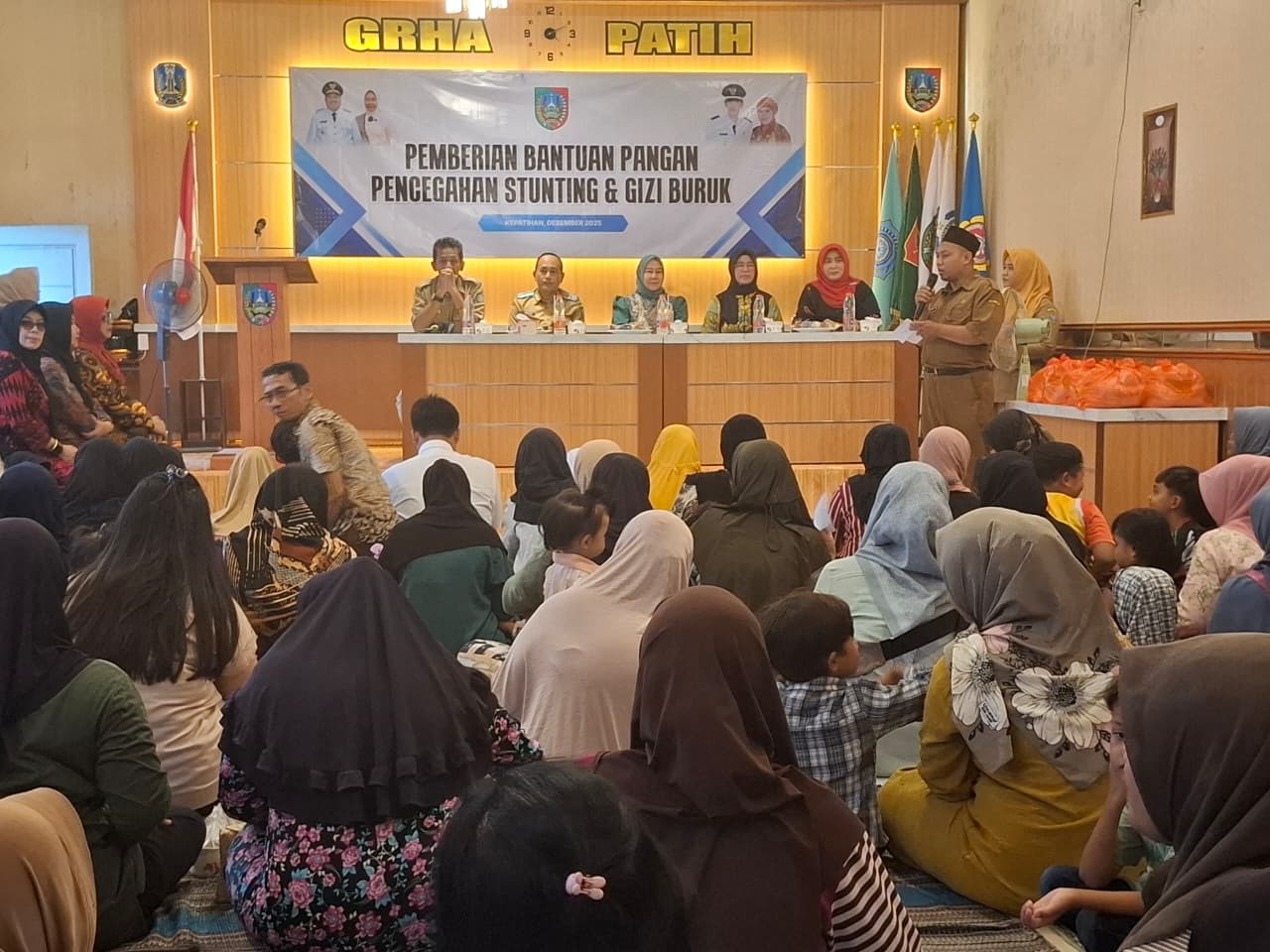 Kegiatan pembagian bantuan sembako dan gerakan makan sop sehat yang digelar Pemdes Kepatihan, Jombang