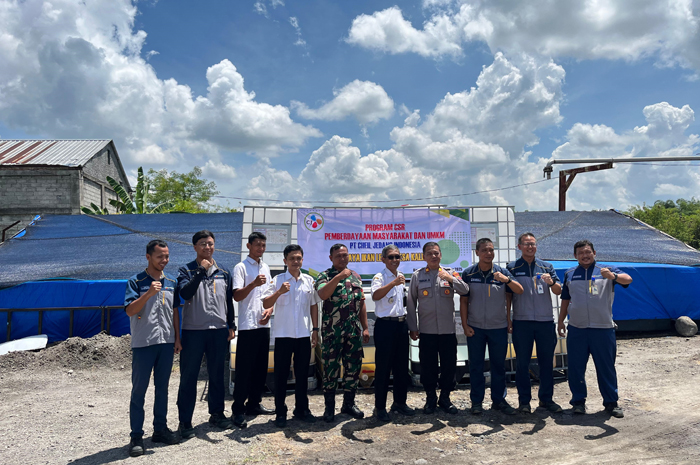 KOMPAK: Jajaran manajemen PT CJI bersama Forkopimcam Tasikmadu Kabupaten Karanganyar saat menyerahkan CSR bidang pemberdayaan masyarakat, (24/12).