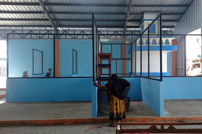 SIAP-SIAP: Pedagang menyiapkan perkakas dagangannya di lapak Pasar Buah di Sub Terminal Ploso, Jombang.