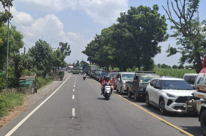 Kondisi lalu lintas di jalan arteri Bandarkedungmulyo, Jombang padat merayap, Kamis (25/12) siang.