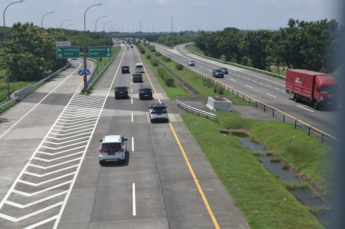 Kondisi arus lalin di tol Jombang-Mojokerto, Kecamatan Tembelang ramai kendaraan, (25/12).